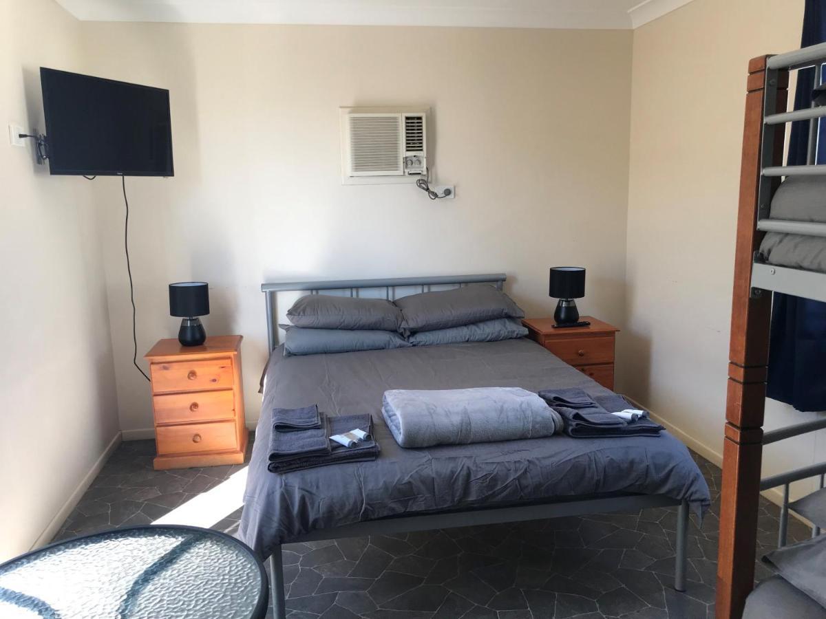 Australian Hotel Winton Budget Hotel Accommodation Exteriör bild